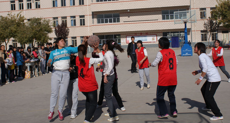 女籃隊(duì)員激烈競爭.jpg