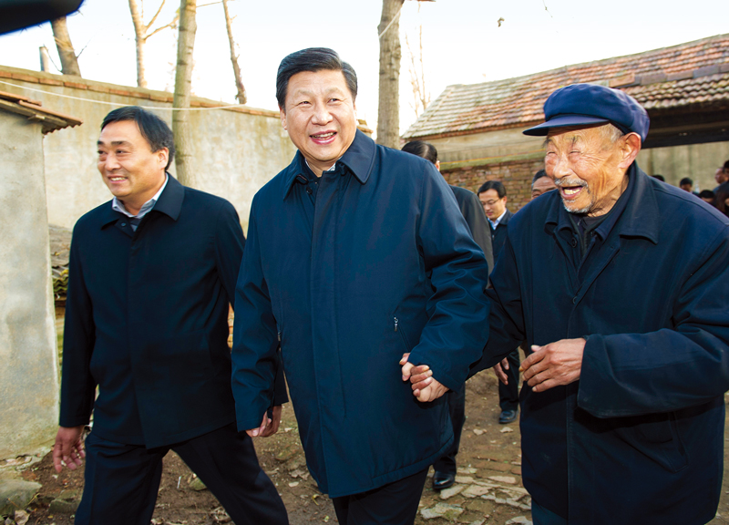 　2013年11月24日至28日，中共中央總書記、國(guó)家主席、中央軍委主席習(xí)近平在山東考察。 這是25日下午，習(xí)近平在地處沂蒙老區(qū)的臨沭縣曹莊鎮(zhèn)朱村親切地拉著83歲的“老支前”王克昌的手去他家看望。 新華社記者 謝環(huán)馳/攝