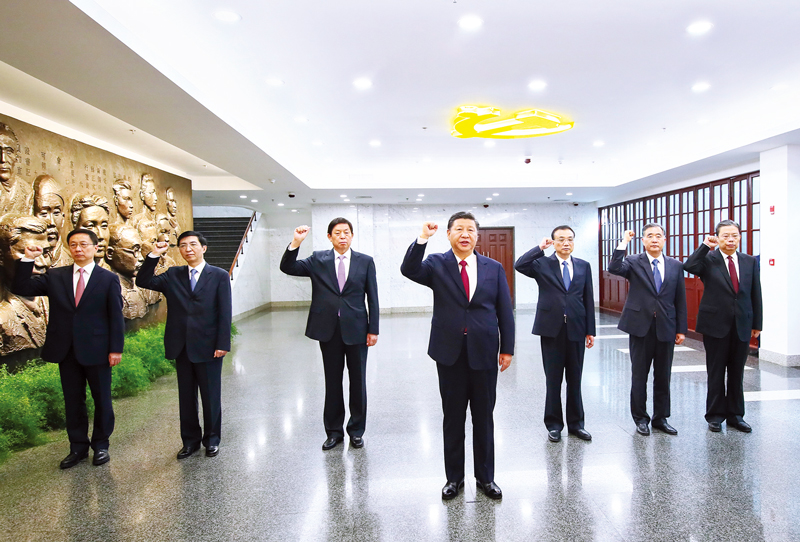 　2017年10月31日，中共中央總書記、國(guó)家主席、中央軍委主席習(xí)近平帶領(lǐng)中共中央政治局常委李克強(qiáng)、栗戰(zhàn)書、汪洋、王滬寧、趙樂際、韓正，瞻仰上海中共一大會(huì)址和浙江嘉興南湖紅船。這是31日上午，在上海中共一大會(huì)址紀(jì)念館，習(xí)近平帶領(lǐng)其他中共中央政治局常委同志一起重溫入黨誓詞。 新華社記者 蘭紅光/攝